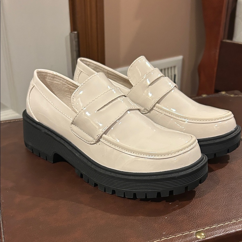Forever Brand Cream Patent Loafers Size 6